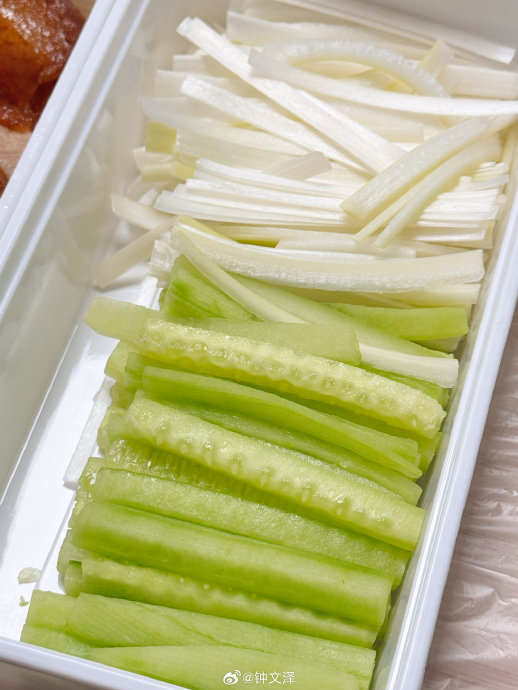 晚饭吃半套烤鸭, 多加了一份黄瓜条和葱丝,这两个配烤鸭真的是绝佳