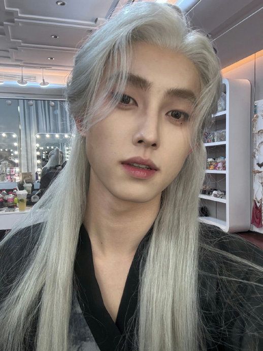 赵辰宇24岁生日,来了位神秘人,赵辰宇看她是谁,她立马就走了