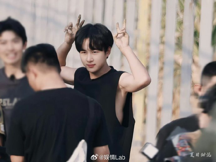 「投稿整理」x part2|投稿|无袖|黄明昊_新浪新闻