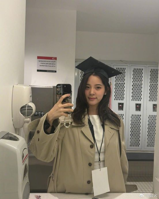 欧阳娜娜ins晒了毕业照,穿了学士服与同学一起拍照留恋