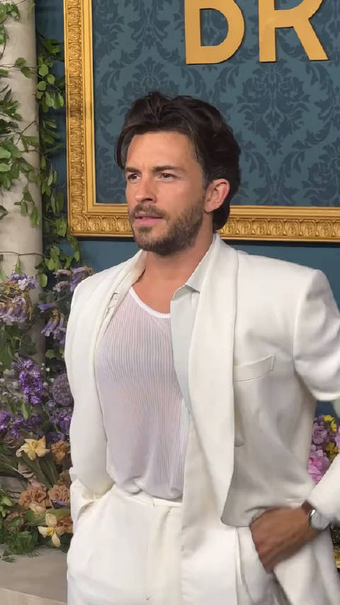 jonathan bailey 亮相布里奇顿第三季纽约首映礼红毯