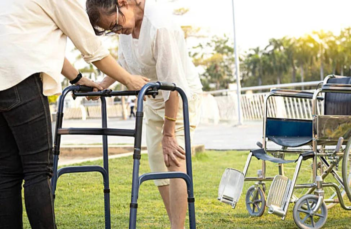 71岁坐轮椅老人痊愈后尽情跳舞,三个案例你应该了解