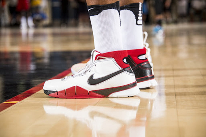 红,蓝配色,至于未来 nike 选择哪个版本复刻,就说不好了