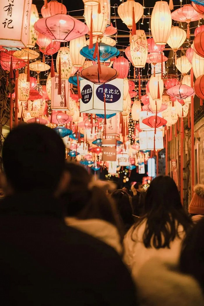 人头攒动的南京老门东，黑蚁资本摄