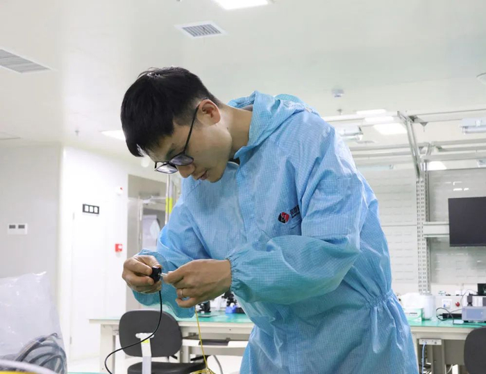 2024年4月26日，国盾量子资深技术专家李东东博士正在检查噪声测试链路（杨雅淑/摄）