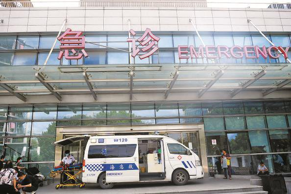             急救实现“上救护车即入院”   本报记者  徐程  摄          