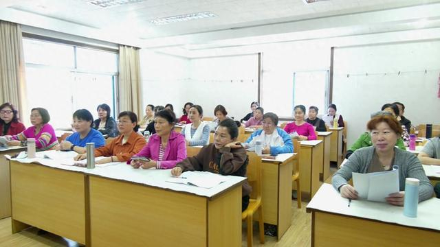 每个周五上午八点半,花山区老年大学文学朗诵班准时开课,学员们跟着
