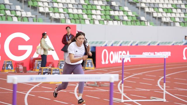 4月26日，赛前一天吴艳妮进行踩场训练。本文图片除特殊标注外，均为 澎湃新闻记者 刘浩南 摄