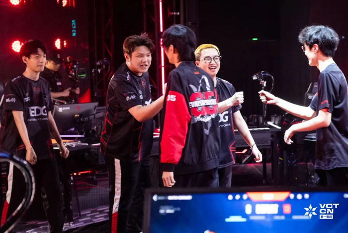 赛后EDG和FPX的选手们上台碰拳以示敬意