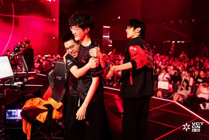 FPX的选手们为久等的胜利而欢呼