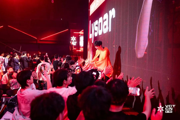 FPX选手Lysoar（玩家爱称“留一手”）出场时受到观众热烈欢迎