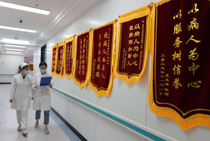 未央区草滩社区卫生服务中心的一面面锦旗是一份份信任和认可