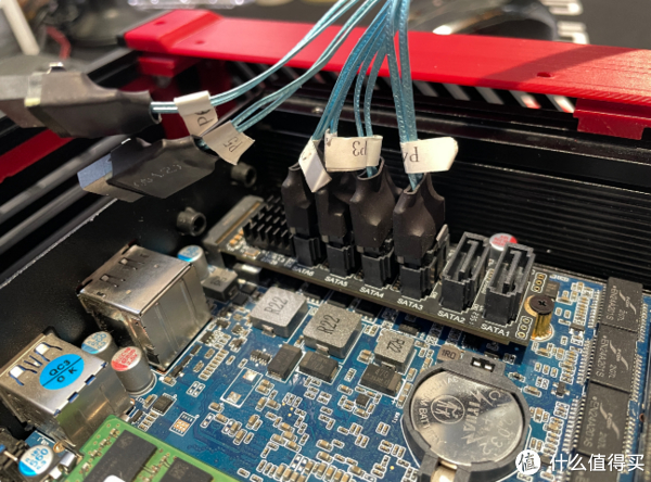 安装好以后只需要插入背板供电位置即可.