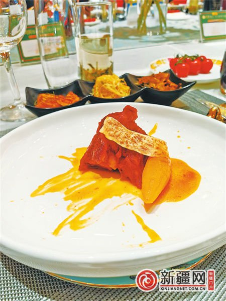 新疆创意菜品——新疆土人参煨牛腩配恰玛古脆片。（全媒体记者郭玲摄）