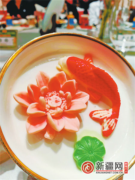 新疆创意菜品中的甜点“荷塘月色”。（全媒体记者郭玲摄）