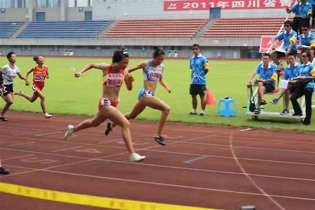 青少年时期吴艳妮。图源：吴艳妮团队