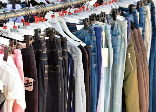 商场衣服越卖越贵,年轻人开始逛批发市场