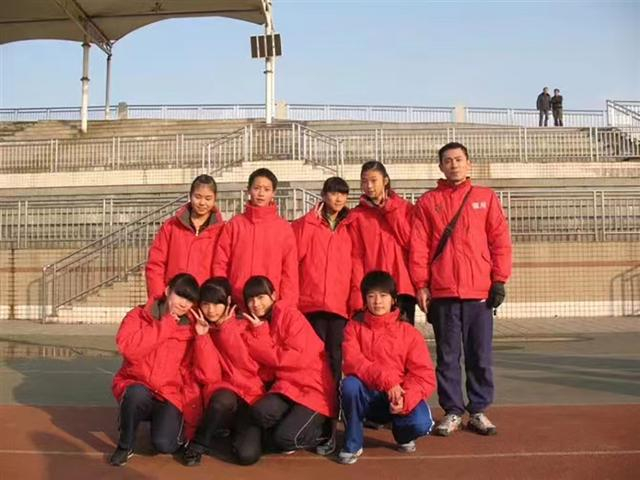 青少年时期吴艳妮（二排右二）。图源：吴艳妮团队