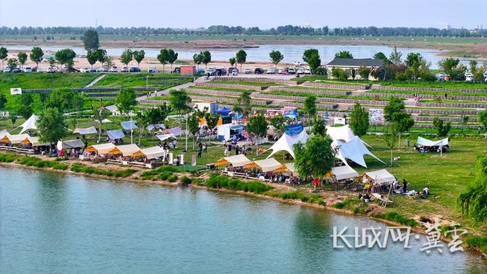 石家庄市滹沱河藁城段廉州湖旅游生态风景区。史晟全 摄