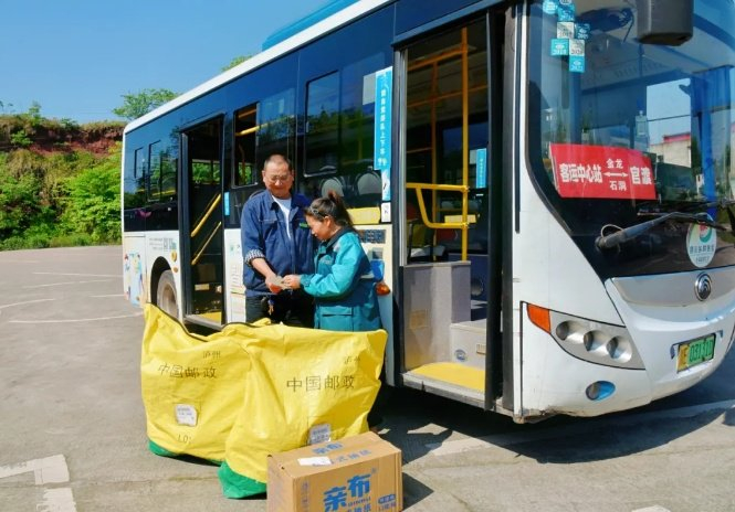 一趟"客货邮",一场城与乡的"双向奔赴"