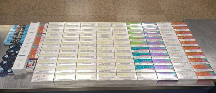 首都机场海关查获入境旅客违规携带烟弹,卷烟1.9万支