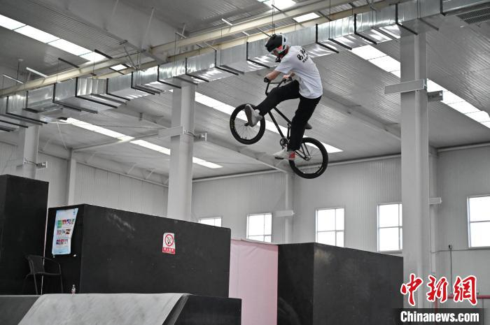 自由式小轮车少年河北昌黎激情训练