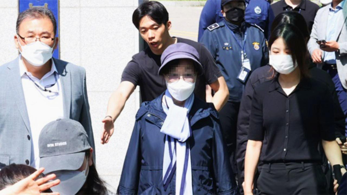 韩国总统尹锡悦岳母获假释出狱 一言不发坐上一辆车后离开看守所