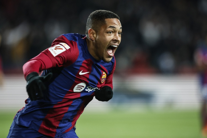 巴萨球迷高呼罗克名字表达支持,但哈维仍然没有让他出场