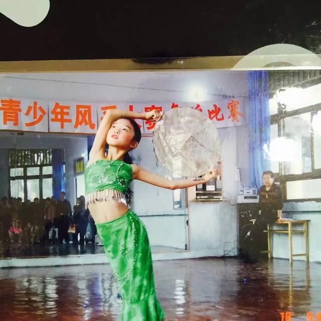 幼年吴艳妮练舞。图源：吴艳妮团队