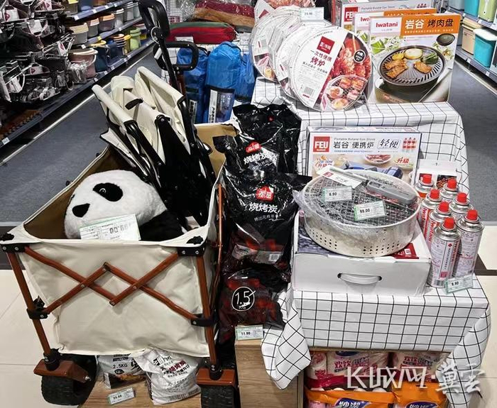 露营装备被摆在显眼的位置上。河北经济日报记者 李丽钧 摄