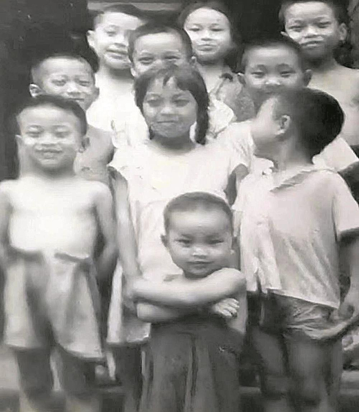     20世纪70年代，南新街的孩子们。（前面这个最小的孩子就是现在著名企业家邓文）