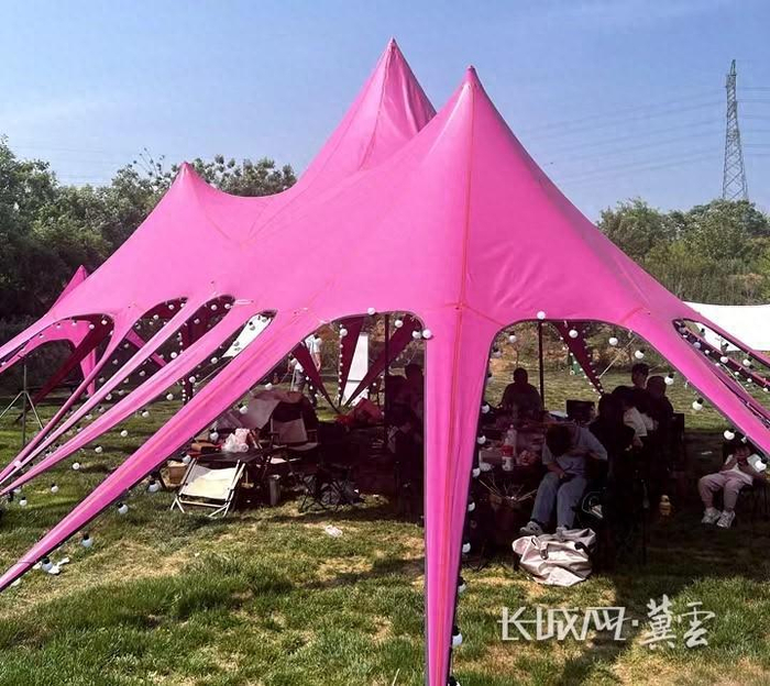 一顶帐篷，一张桌子，几把折叠椅，朋友们在一起开心地喝茶、聊天。河北经济日报记者 李丽钧 摄