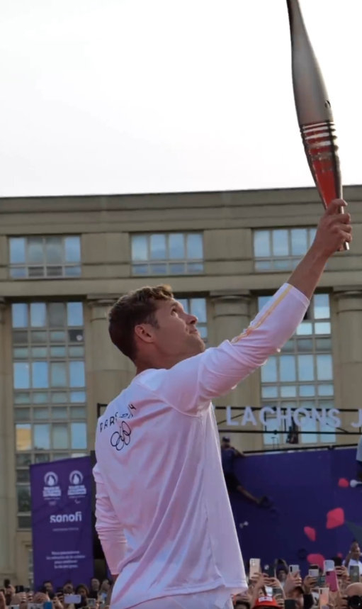 巴黎奥运会火炬正在传递 十项全能之王凯文·梅耶尔参与其中