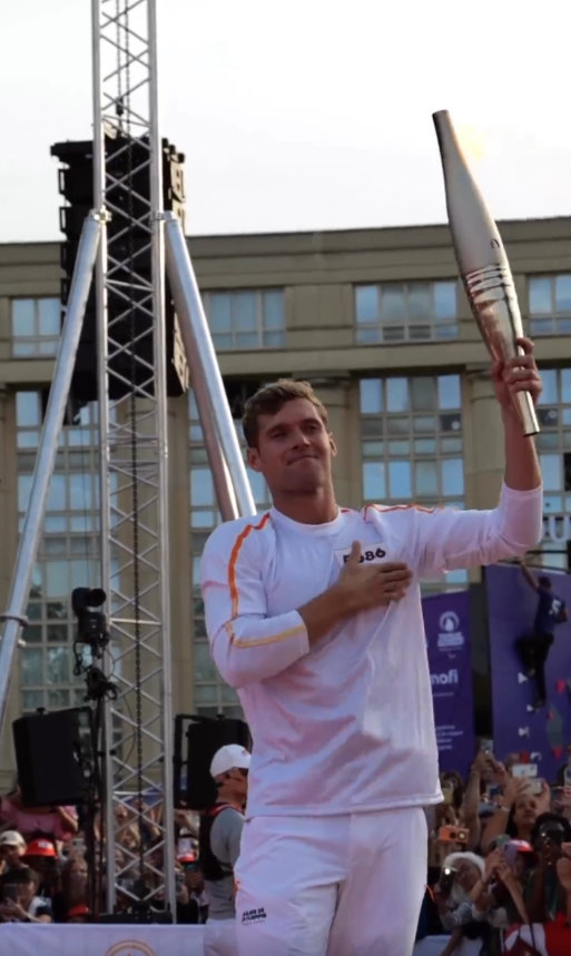 巴黎奥运会火炬正在传递 十项全能之王凯文·梅耶尔参与其中