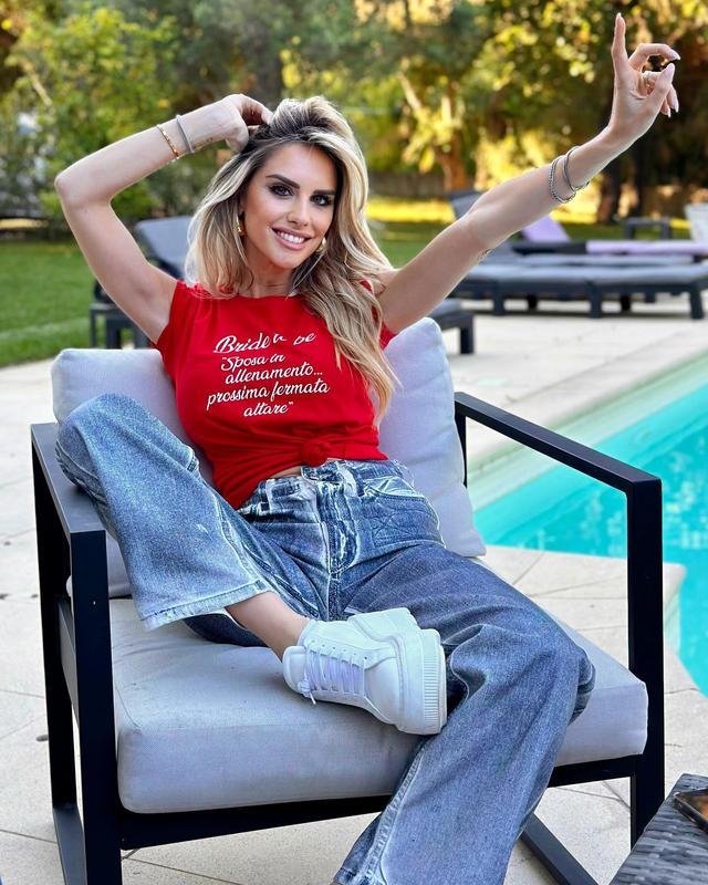 女友努涅斯,阿劳霍同游迪斯尼卡瓦哈尔一家合影奖杯卡卡一家安东内拉