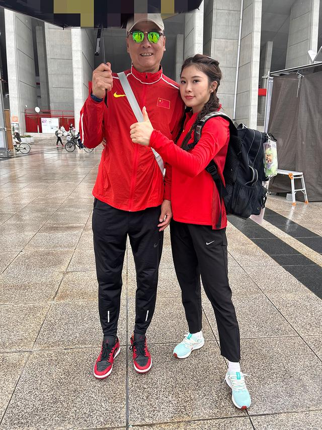 5月12日，世界田联洲际巡回赛（大阪站）夺冠后，吴艳妮与教练合照。图源：吴艳妮团队