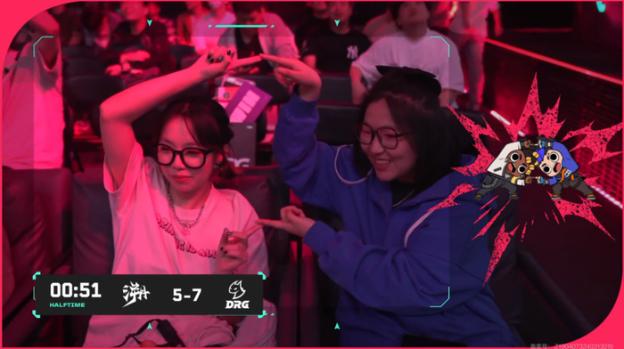 中场休息时组织观众还原表情包的现场互动