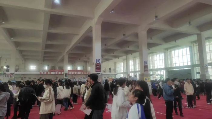  图&nbsp;|&nbsp;校园招聘会现场