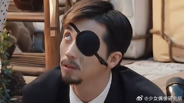 刘耀文挑战被泼水表演,克服重重困难展现坚韧精神!