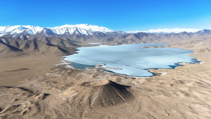克里亚古道里,有很多活火山,最近的是73年前还在喷发