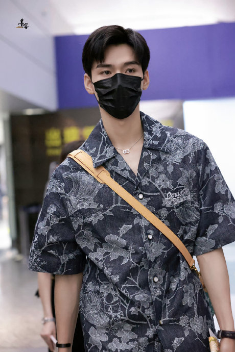 龚俊戛纳电影节出发机场 一身印花套装清爽帅气 起落平安,期待戛纳新