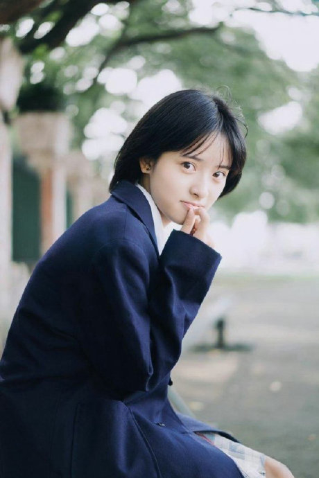 19岁的沈月学生头造型清纯可爱,邻家小妹妹感十足