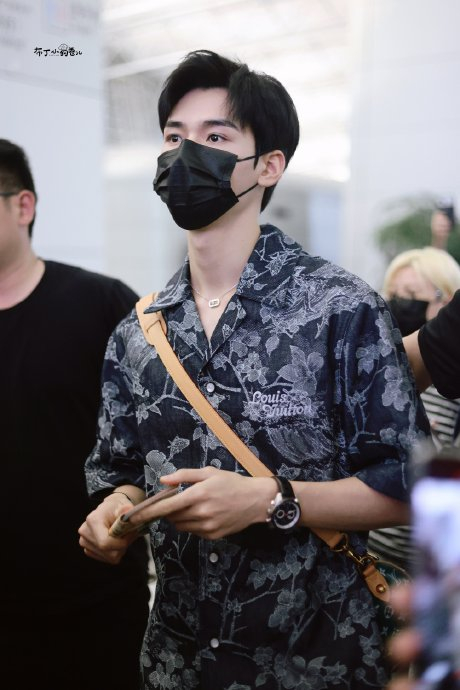 龚俊戛纳电影节出发机场 一身印花套装清爽帅气 起落平安,期待戛纳新