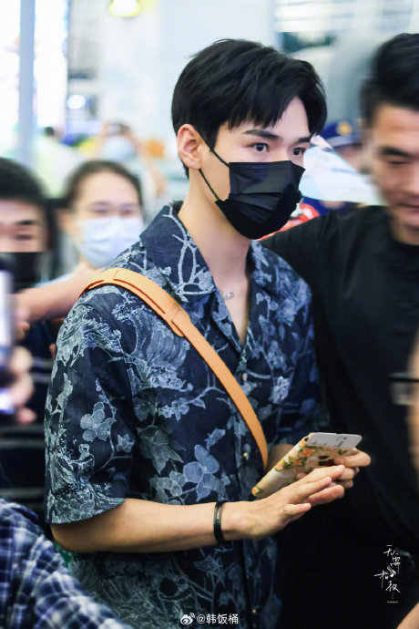 龚俊出发戛纳机场路透图96 全身都是代言品牌