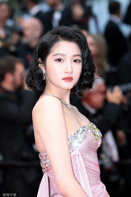 关晓彤第五次亮相美疯 短发卷发粉色人鱼姬宝石长裙