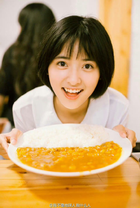 19岁的沈月学生头造型清纯可爱,邻家小妹妹感十足