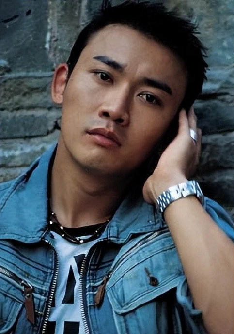 图一为牢狱纹, 牢狱纹一般是靠近眉头位置的斜纹