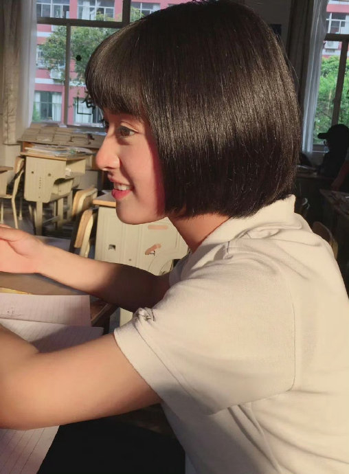 19岁的沈月学生头造型清纯可爱,邻家小妹妹感十足