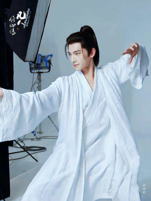 杨洋,古装,白衣,高马尾,反手握刀,谁懂这个含金量啊