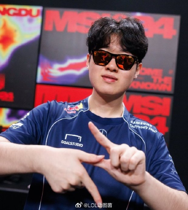 skt一代目冠军上单impact和faker在s3捧杯时